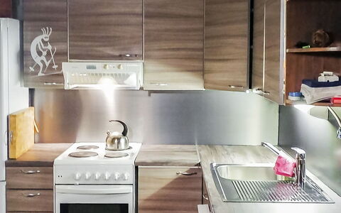 Salakolo 2: Küchengerät, Küche, Major Appliance, Flooring, Holz, Countertop, Haushaltsgerät, Cabinetry, Möbel, Interior Design