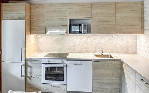 Rintelä 3A: Flooring, Küche, Holz, Cabinetry, Küchengerät, Countertop, Möbel, Fussboden, Zuhause, Interior Design