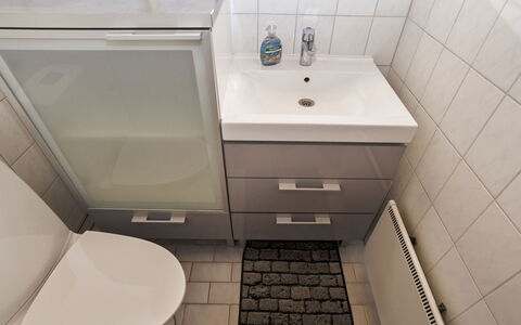 Rintelä 3A: Flooring, Armatur, Fussboden, Badezimmer, Toilleten Sitz, Toilette, Interior Design, Bad Sink, Badezimmerschrank, Installation