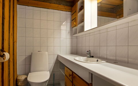 Rukaveska 4B: Bad Sink, Wand, Flooring, Armatur, Fussboden, Holz, Sinken, Interior Design, Badezimmer, Decke