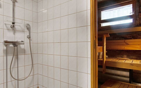Rukaveska 4B: Holz, Flooring, Fussboden, Armatur, Installation, Verbundwerkstoff, Holzbeize, Decke, Hartholz, Badezimmer