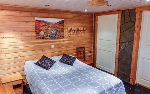 Ylikyrön Mökki: Holz, Fussboden, Flooring, Interior Design, Möbel, Schlafzimmer, Holzbeize, Hartholz, Zimmer, Bett