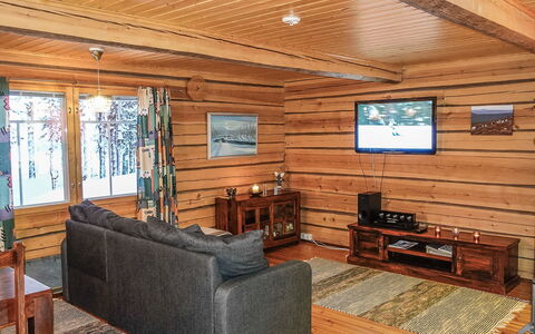 Ylikyrön Mökki: Möbel, Holz, Flooring, Interior Design, Fussboden, Decke, Holzboden, Couch, Wohnzimmer, Hartholz