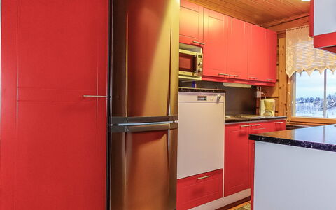Ylikyrön Mökki: Küchengerät, Major Appliance, Küche, Holz, Interior Design, Kühlschrank, Flooring, Countertop, Decke, Möbel
