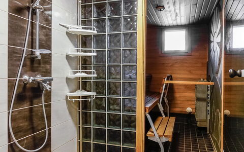 Ylikyrön Mökki: Holz, Flooring, Fussboden, Armatur, Interior Design, Installation, Decke, Fliese, Holzbeize, Badezimmer