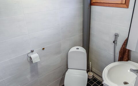 Ylikyrön Mökki: Toilleten Sitz, Badezimmer, Toilette, Armatur, Wand, Flooring, Fussboden, Interior Design, Sinken, Installation