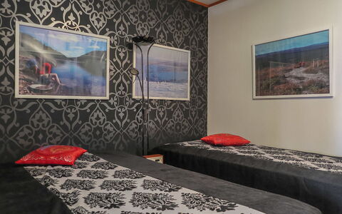 Saariselän Väärtin Kammi 1: Wand, Interior Design, Schlafzimmer, Fussboden, Flooring, Bett, Bettdecke, Decke, Textil, Zimmer