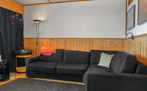 Saariselän Väärtin Kammi 1: Möbel, Wand, Interior Design, Holz, Flooring, Couch, Fussboden, Wohnzimmer, Beleuchtung, Zimmer