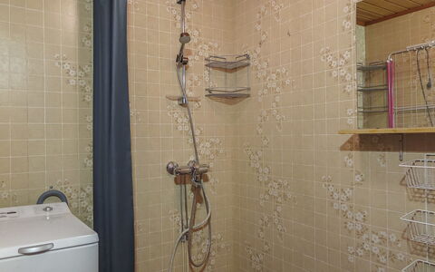 Saariselän Väärtin Kammi 1: Wand, Flooring, Fussboden, Armatur, Interior Design, Zimmer, Badezimmer, Installation, Duschkopf, Fliese
