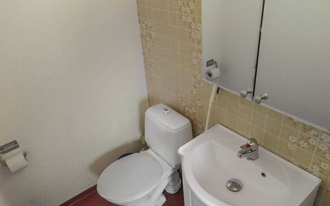 Saariselän Väärtin Kammi 1: Badezimmer, Armatur, Toilleten Sitz, Wand, Bad Sink, Sinken, Flooring, Toilette, Fussboden, Zapfhahn