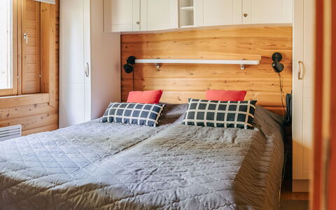 Levinstone: Möbel, Interior Design, Holz, Schlafzimmer, Bett, Flooring, Fussboden, Zimmer, Decke, Beleuchtung