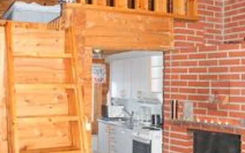 Juolukka: Holz, Flooring, Fussboden, Decke, Interior Design, Holzbeize, Treppe, Zimmer, Hartholz, Blockhaus