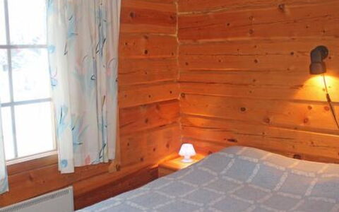 Juolukka: Holz, Fussboden, Interior Design, Flooring, Decke, Zimmer, Möbel, Schlafzimmer, Linens, Holzbeize