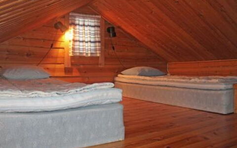 Juolukka: Holz, Fussboden, Decke, Flooring, Möbel, Dachboden, Schlafzimmer, Beleuchtung, Interior Design, Hartholz
