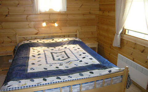 Iso Marina: Möbel, Schlafzimmer, Bett, Holz, Fussboden, Flooring, Interior Design, Bedding, Zimmer, Bettdecke