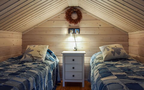 Ahonlaita: Schlafzimmer, Holz, Bett, Interior Design, Decke, Fussboden, Bettdecke, Bedding, Flooring, Möbel