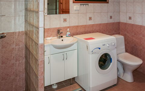 Ahonlaita: Armatur, Flooring, Waschmaschine, Bad Sink, Fussboden, Sinken, Badezimmer, Interior Design, Zapfhahn, Installation