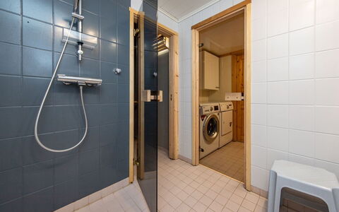 Papanmökki: Flooring, Fussboden, Wand, Interior Design, Holz, Armatur, Decke, Badezimmer, Beleuchtung, Installation