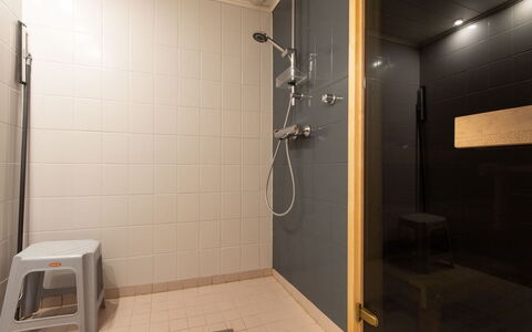 Papanmökki: Flooring, Badezimmer, Armatur, Wand, Fussboden, Holz, Interior Design, Installation, Decke, Beleuchtung