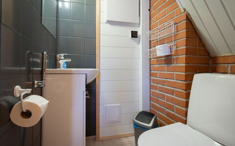Papanmökki: Wand, Holz, Fussboden, Armatur, Flooring, Interior Design, Installation, Zimmer, Badezimmer, Toilette