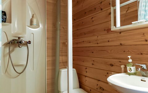 Eemeli: Holz, Flooring, Armatur, Badezimmer, Interior Design, Fussboden, Bad Sink, Toilette, Toilleten Sitz, Installation