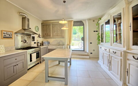 Villa Diletta: Countertop, Eigentum, Zimmer, Möbel, Küche, Cabinetry, Fussboden, Gebäude, Interior Design, Decke