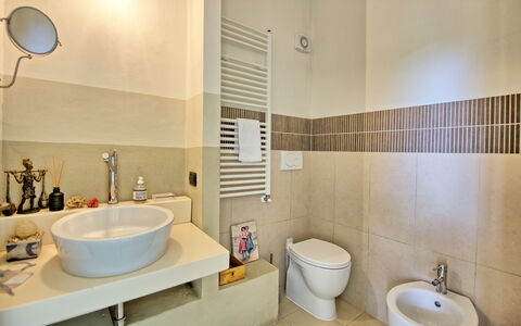 Villa Diletta: Badezimmer, Eigentum, Zimmer, Interior Design, Fliese, Die Architektur, Wand, Zapfhahn, Grundeigentum, Haus