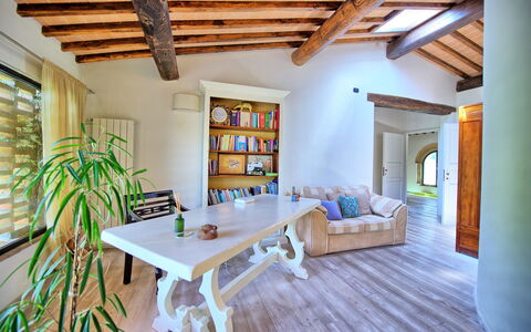 Villa Diletta: Eigentum, Zimmer, Gebäude, Interior Design, Möbel, Decke, Haus, Fussboden, Grundeigentum, Wohnzimmer