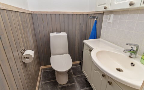 Rukan Taikavuosseli 12 a: Toilleten Sitz, Toilette, Armatur, Badezimmer, Flooring, Fussboden, Sinken, Bad Sink, Interior Design, Installation
