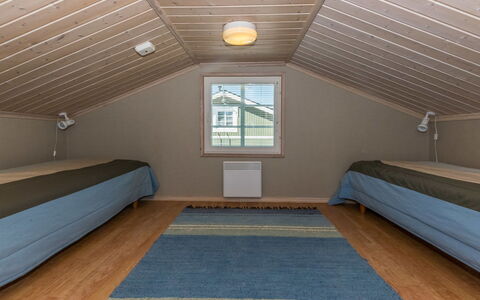 Rukan Taikavuosseli 12 a: Fussboden, Flooring, Holz, Decke, Interior Design, Zimmer, Schlafzimmer, Möbel, Beleuchtung, Bett