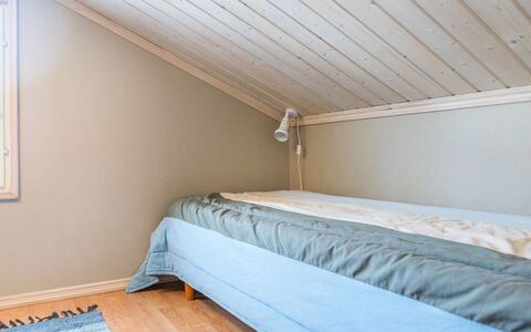 Rukan Taikavuosseli 12 a: Holz, Fussboden, Schlafzimmer, Flooring, Interior Design, Decke, Bett, Linens, Bedding, Beleuchtung