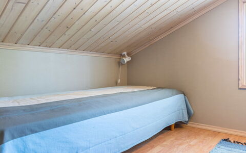 Rukan Taikavuosseli 12 a: Fussboden, Flooring, Holz, Interior Design, Decke, Schlafzimmer, Bett, Beleuchtung, Zimmer, Möbel