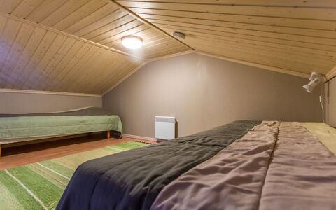 Rukan Taikavuosseli 12 a: Interior Design, Möbel, Fussboden, Flooring, Bett, Schlafzimmer, Decke, Holz, Zimmer, Beleuchtung