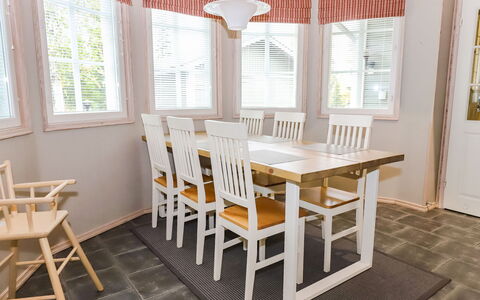 Rukan Taikavuosselin Helmi 8 a: Möbel, Interior Design, Flooring, Fussboden, Holz, Stuhl, Tabelle, Decke, Light Fixture, Esszimmer