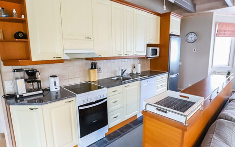 Rukan Taikavuosselin Helmi 8 a: Küchengerät, Küche, Cabinetry, Countertop, Möbel, Major Appliance, Flooring, Interior Design, Holz, Fussboden