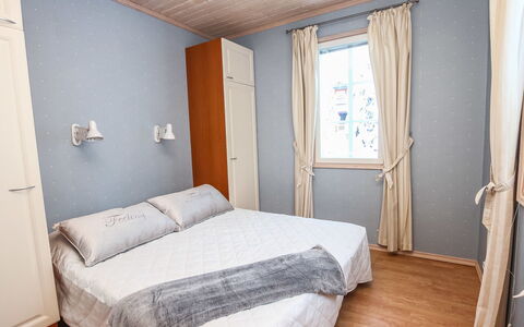Rukan Taikavuosselin Helmi 8 a: Möbel, Interior Design, Fussboden, Schlafzimmer, Holz, Flooring, Decke, Zimmer, Bett, Linens