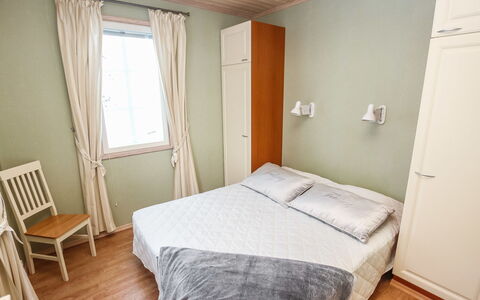 Rukan Taikavuosselin Helmi 8 a: Möbel, Fussboden, Interior Design, Bett, Schlafzimmer, Flooring, Wand, Holz, Bettdecke, Zimmer