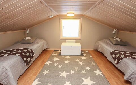 Rukan Taikavuosselin Helmi 8 a: Fussboden, Flooring, Interior Design, Holz, Schlafzimmer, Decke, Bett, Holzboden, Zimmer, Möbel