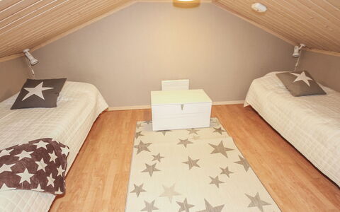 Rukan Taikavuosselin Helmi 8 a: Fussboden, Flooring, Interior Design, Holz, Schlafzimmer, Decke, Bett, Zimmer, Holzboden, Möbel