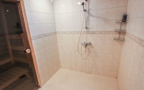 Rukan Taikavuosselin Helmi 8 a: Flooring, Fussboden, Armatur, Duschkopf, Dusche, Badezimmer, Fliese, Installation, Verbundwerkstoff, Brausenstange