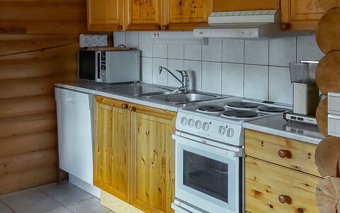 Harjurinne: Holz, Küche, Küchengerät, Major Appliance, Flooring, Countertop, Cabinetry, Möbel, Fussboden, Herd