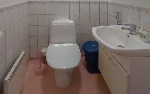 Harjurinne: Toilleten Sitz, Badezimmer, Toilette, Bad Sink, Armatur, Sinken, Flooring, Weiss, Fussboden, Interior Design