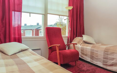 Moitakuru A14: Möbel, Interior Design, Bett, Fussboden, Schlafzimmer, Flooring, Wand, Rot, Bettdecke, Holz