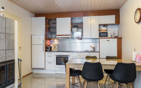 Tahko Ski Koivulantie: Möbel, Küche, Flooring, Interior Design, Küchengerät, Holz, Fussboden, Major Appliance, Countertop, Decke