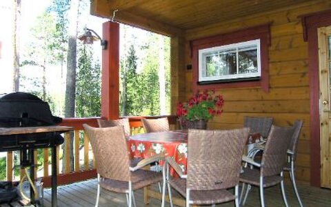 Puolukka: Möbel, Holz, Stuhl, Interior Design, Tabelle, Flooring, Holzbeize, Fussboden, Veranda, Decke