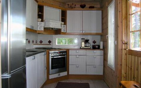 Puolukka: Küchengerät, Küche, Countertop, Major Appliance, Cabinetry, Flooring, Holz, Interior Design, Decke, Möbel