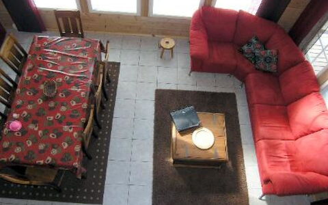 Puolukka: Möbel, Couch, Flooring, Fussboden, Holz, Interior Design, Wohnzimmer, Zimmer, Beleuchtung