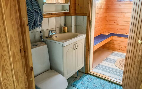 Majavanpesä: Armatur, Flooring, Bad Sink, Fussboden, Holz, Sinken, Badezimmer, Interior Design, Zapfhahn, Zimmer