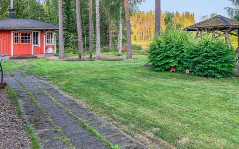 Majavanpesä: Gras, Strauch, Garten, Grundstueck, Rasen, Ground, Hütte, Landscaping, Hinterhof