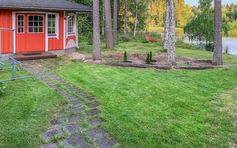 Majavanpesä: Gras, Garten, Strauch, Grundstueck, Rasen, Hinterhof, Ground, Hütte, Landscaping